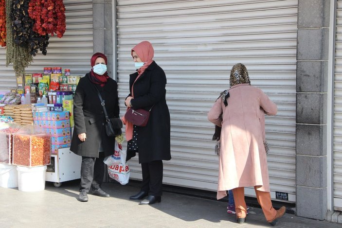 Diyarbakır'da, güneşli havada kısıtlama öncesi '14 Şubat' alışverişi -8