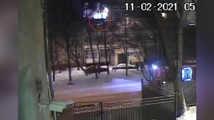 Rusya’da evinde yangın çıkan kadın, 4’üncü kattan karlara atlayarak kurtuldu -1