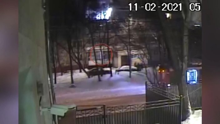 Rusya’da evinde yangın çıkan kadın, 4’üncü kattan karlara atlayarak kurtuldu -2