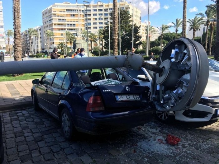 İzmir’de aydınlatma direği araçların üzerine düştü