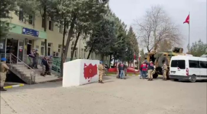 Husumetli ailelere o kavga sonrası operasyon; silahlar ele geçirildi, 12 kişi tutuklandı -2