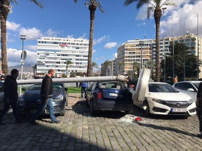 İzmir’de aydınlatma direği araçların üzerine düştü