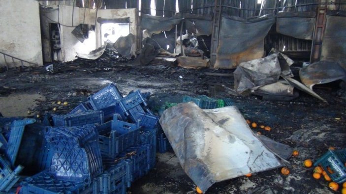 Antalya’daki depo yangınında 350 ton sebze küle döndü