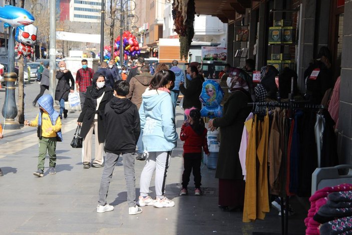 Diyarbakır'da, güneşli havada kısıtlama öncesi '14 Şubat' alışverişi -7