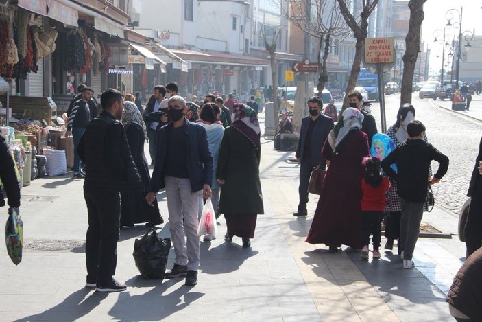 Diyarbakır'da, güneşli havada kısıtlama öncesi '14 Şubat' alışverişi -3
