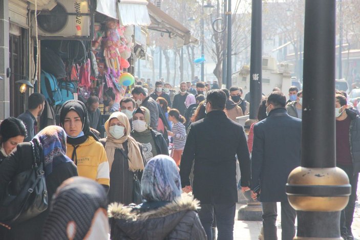 Diyarbakır'da, güneşli havada kısıtlama öncesi '14 Şubat' alışverişi -1