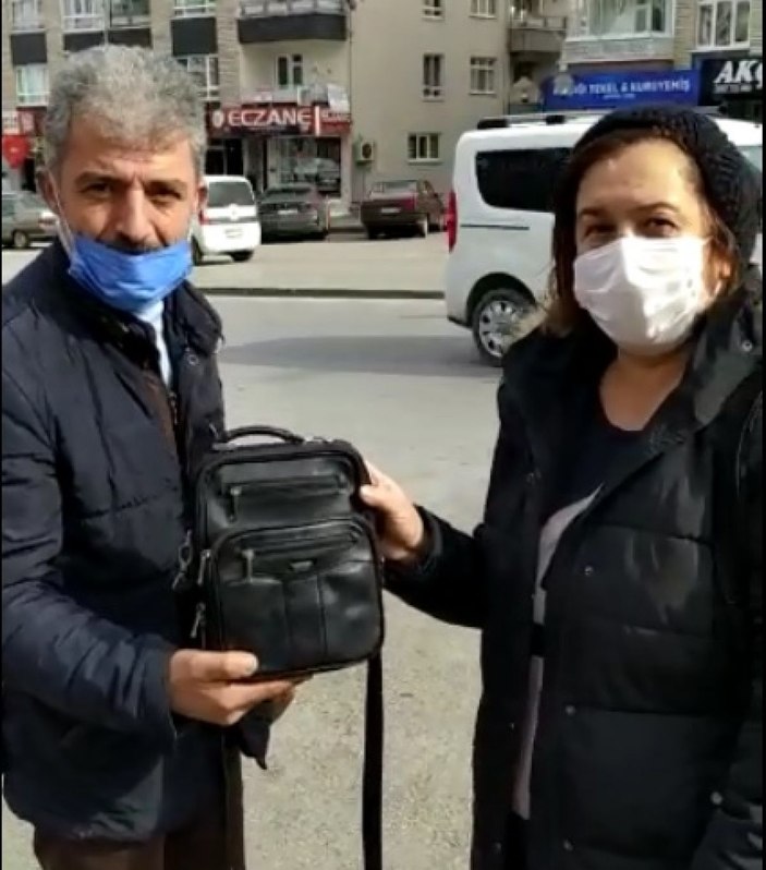 Dolmuşta unutulan 10 bin lirayı sahibine teslim etti -1
