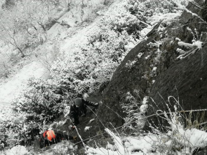 Kayalıklarda mahsur kalan genci, AFAD kurtardı -2