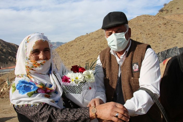 Eşine Sevgililer Günü hediyesini atla getirdi -5