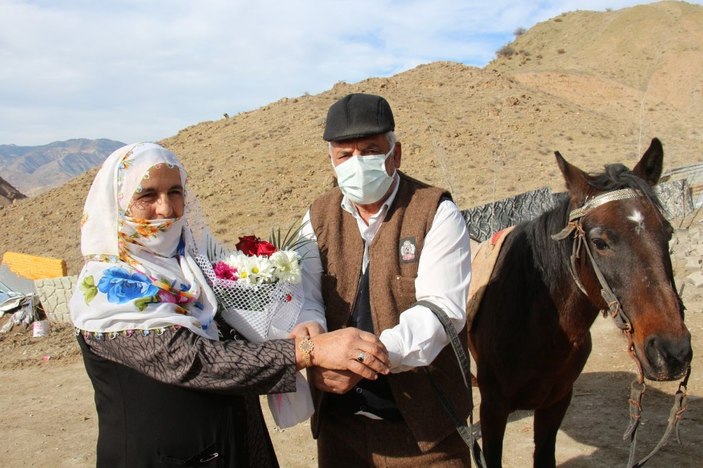 Eşine Sevgililer Günü hediyesini atla getirdi -6