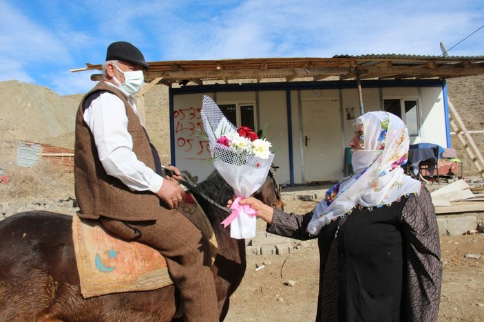 Eşine Sevgililer Günü hediyesini atla getirdi -3