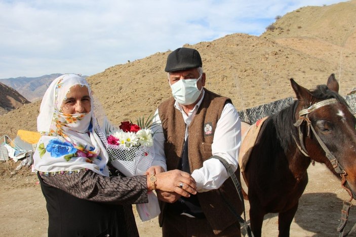 Eşine Sevgililer Günü hediyesini atla getirdi -4