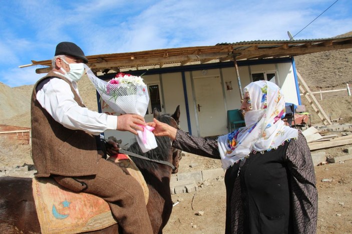 Eşine Sevgililer Günü hediyesini atla getirdi -2