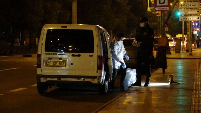 i Diyarbakır’da genç kadın sokak ortasında sırtından vuruldu