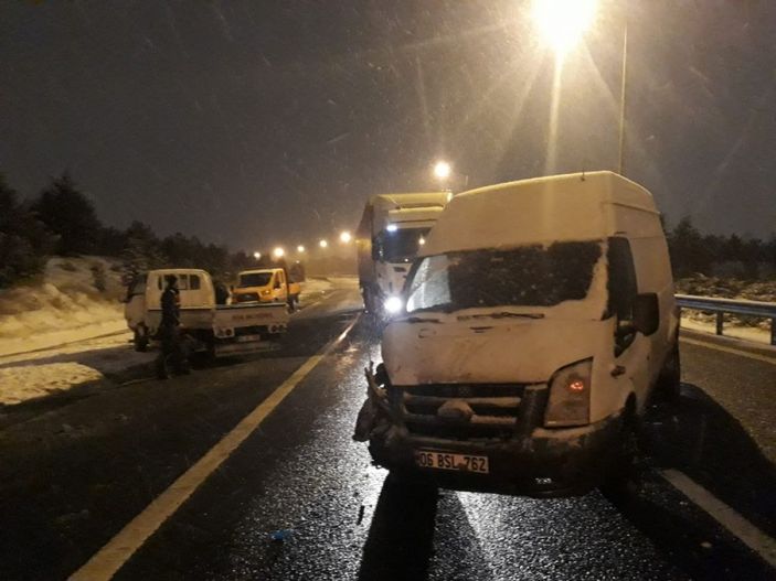 Ankara’da kar yağışı kazaları da beraberinde getirdi: 2 yaralı -3