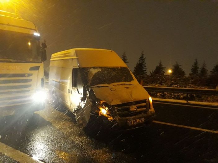 Ankara’da kar yağışı kazaları da beraberinde getirdi: 2 yaralı -4