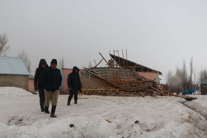 Yüksekova’da fırtınada çatıları uçak aile büyük korku yaşadı -6