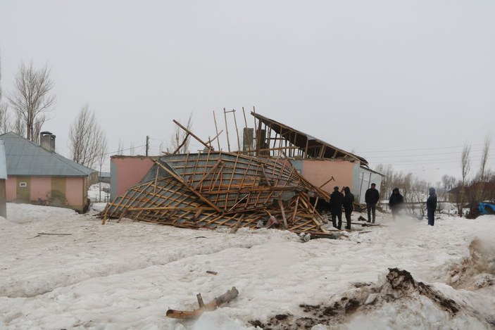 Yüksekova’da fırtınada çatıları uçak aile büyük korku yaşadı -3