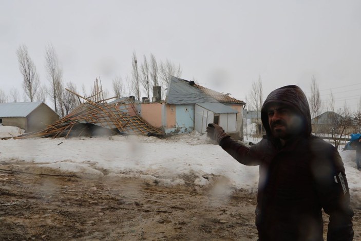 Yüksekova’da fırtınada çatıları uçak aile büyük korku yaşadı -1