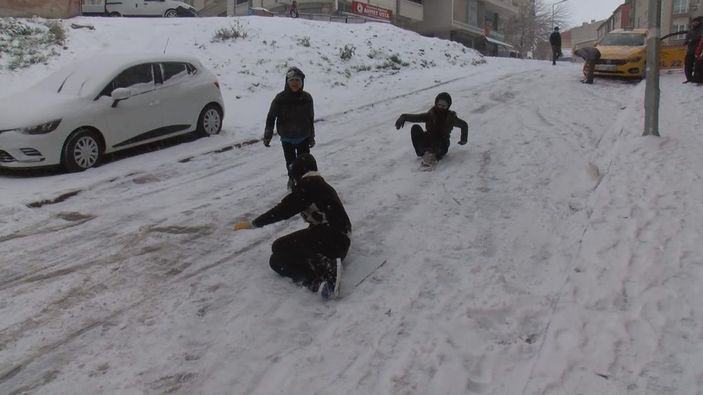 Esenyurt'ta çocukların tehlikeli oyunu: kayan araçların arasında kaydılar -2