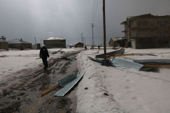Yüksekova’da fırtınada çatıları uçak aile büyük korku yaşadı -10