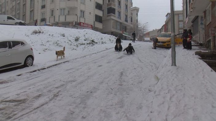 Esenyurt'ta çocukların tehlikeli oyunu: kayan araçların arasında kaydılar -1