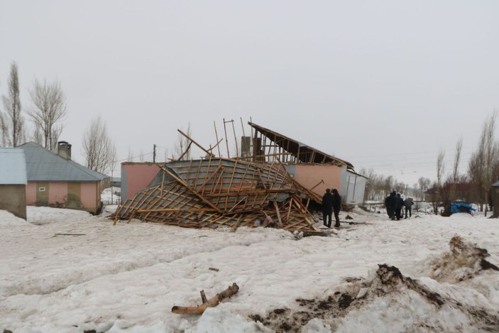 Yüksekova’da fırtınada çatıları uçak aile büyük korku yaşadı -2