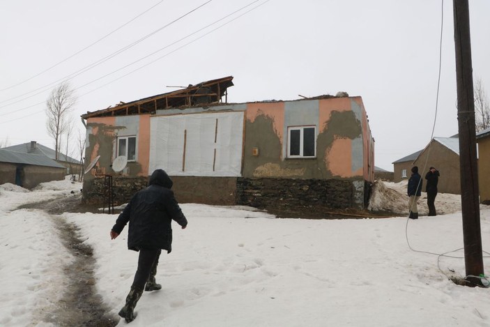 Yüksekova’da fırtınada çatıları uçak aile büyük korku yaşadı -4