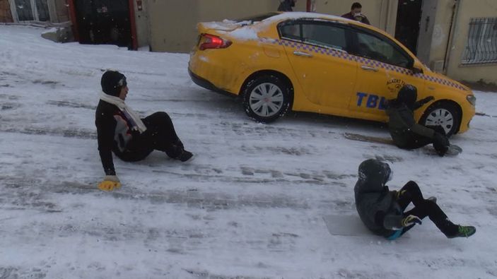 Esenyurt'ta çocukların tehlikeli oyunu: kayan araçların arasında kaydılar -3