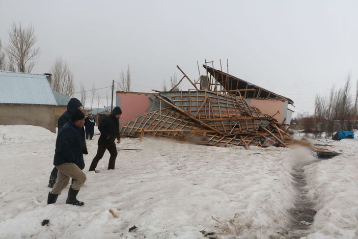 Yüksekova’da fırtınada çatıları uçak aile büyük korku yaşadı -7