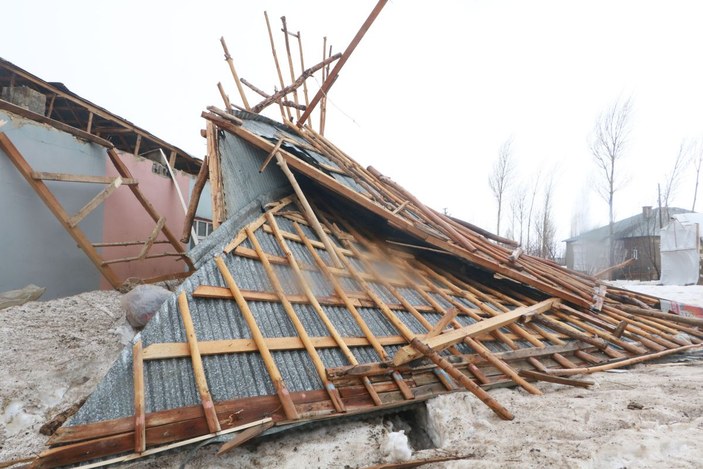Yüksekova’da fırtınada çatıları uçak aile büyük korku yaşadı -5