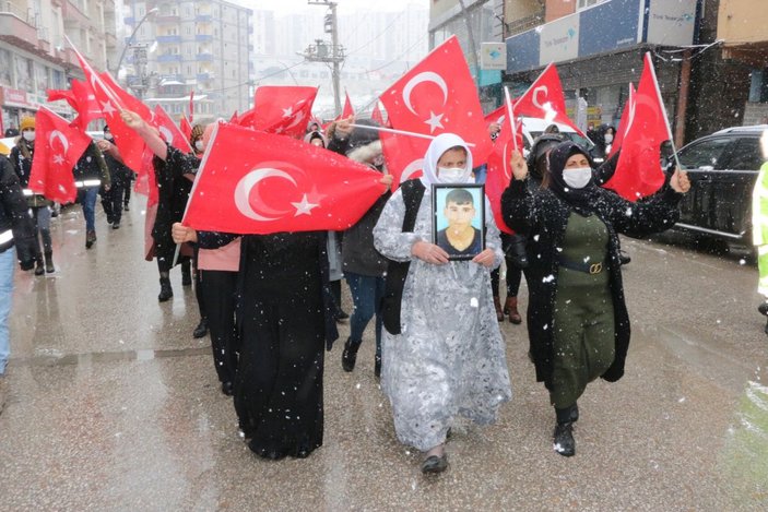 Şırnaklı kadınlar, HDP önündeki eylemine 24'üncü haftada yoğun karda devam etti -6