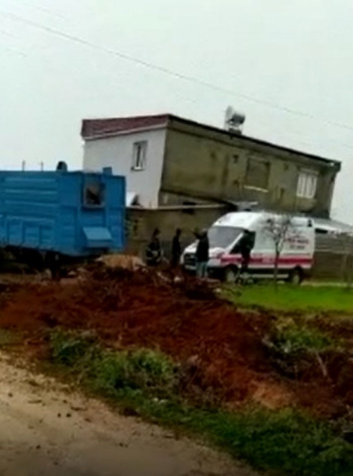 Tapulu arsasından geçen yolu kapattı, sağlıkçılar traktörle hastaya ulaştı -8