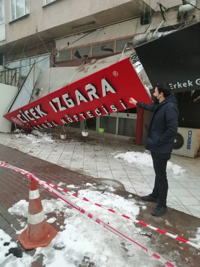 Kar kütlesine dayanamayan çatının çökme anı kamerada -6