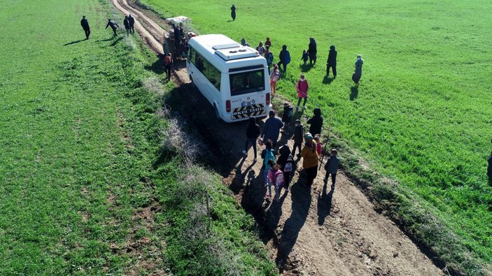 Tapulu arsasından geçen yolu kapattı, sağlıkçılar traktörle hastaya ulaştı -4
