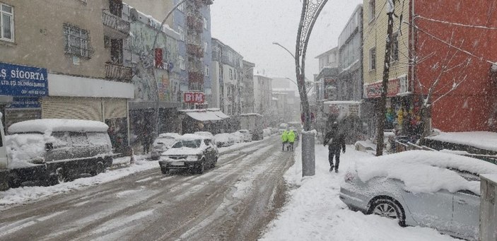 Karda kayan araçlara polisler omuz verdi -3