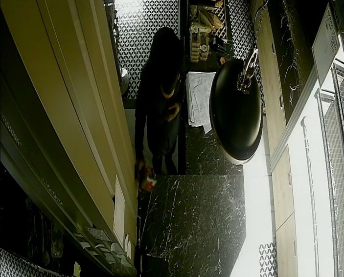 Fırındaki sadaka kutusunu çalan şüpheli, kameralara yakalandı -1