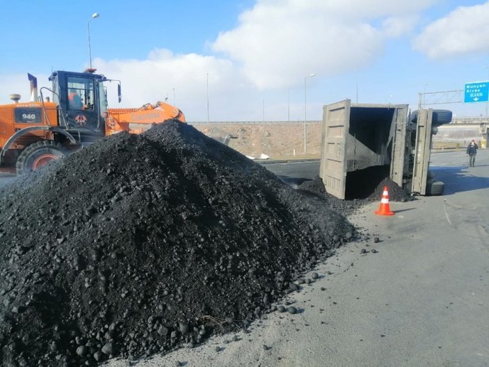 Kayseri’de kömür tozu yüklü tır devrildi, yol ulaşıma kapandı -1