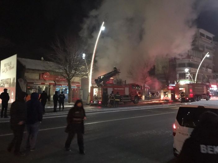 Tüp patlaması sonucu çıkan yangında 3 iş yeri yandı -3