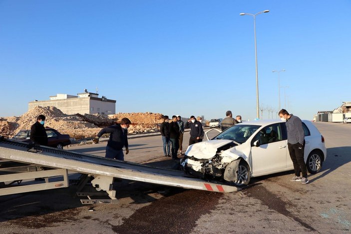 Gaziantep'te iki otomobil çarpıştı: 1 ölü, 4 yaralı -9