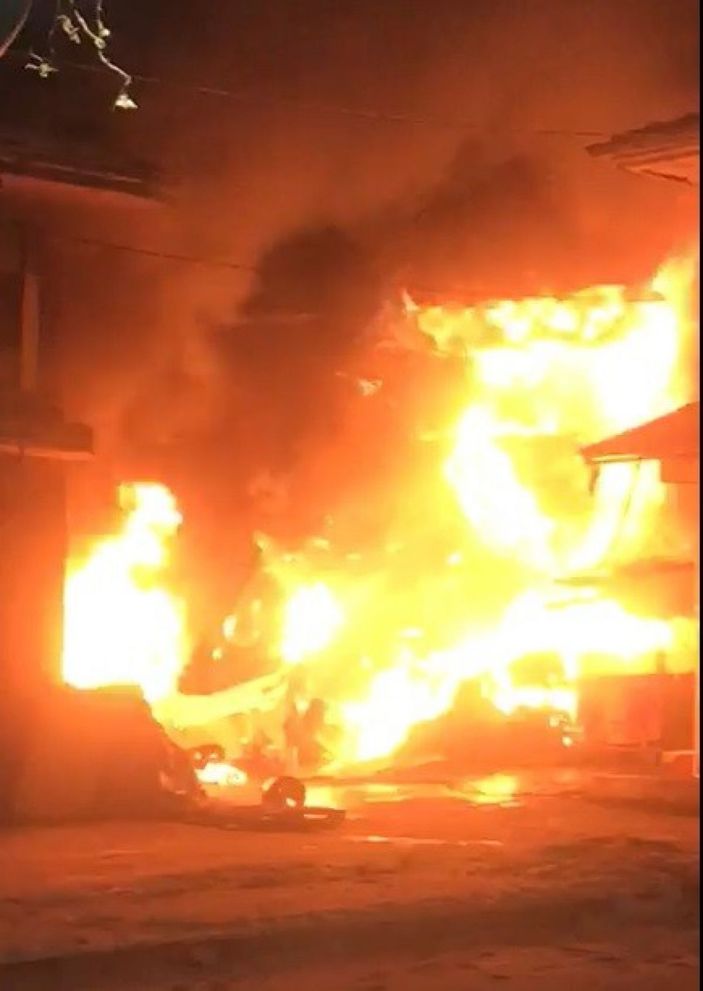 Tüp patlaması sonucu çıkan yangında 3 iş yeri yandı -4