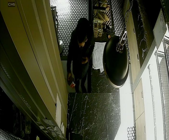 Fırındaki sadaka kutusunu çalan şüpheli, kameralara yakalandı -2