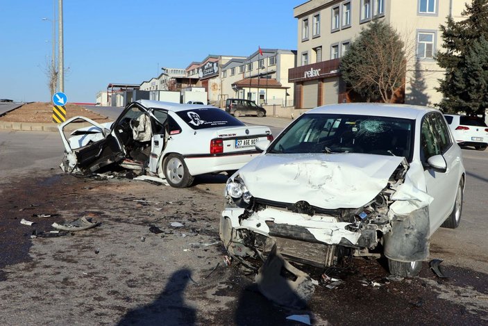 Gaziantep'te iki otomobil çarpıştı: 1 ölü, 4 yaralı -5