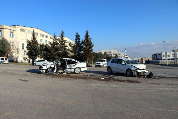 Gaziantep'te iki otomobil çarpıştı: 1 ölü, 4 yaralı -3
