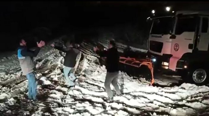 Belediye işçileri, kar küremeyi bırakıp Trabzonspor'un galibiyetini kutladı -1