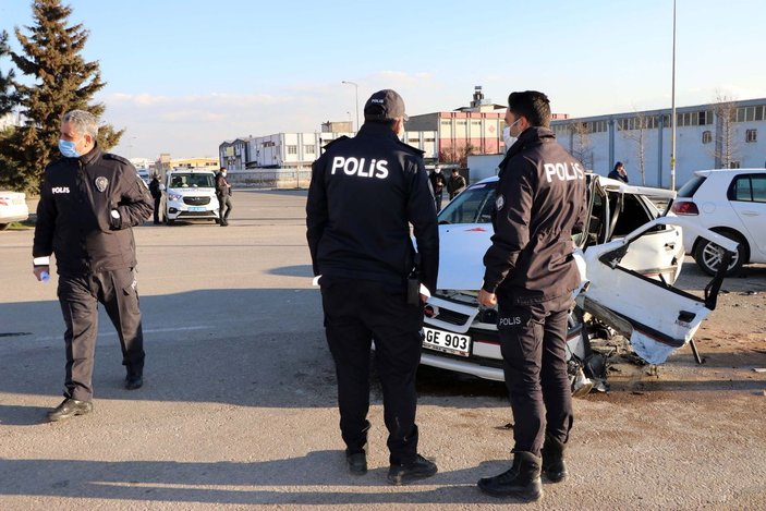Gaziantep'te iki otomobil çarpıştı: 1 ölü, 4 yaralı -8