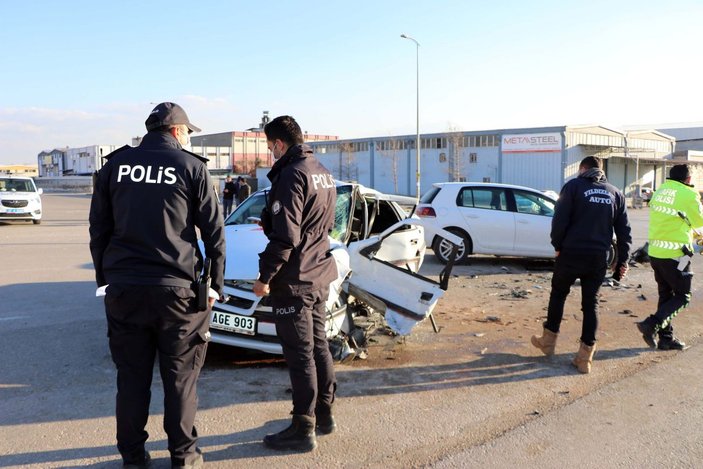 Gaziantep'te iki otomobil çarpıştı: 1 ölü, 4 yaralı -1