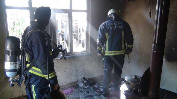 Antalya’da  evdeki yangında mahsur kalan çocukları anneleri kurtardı -3