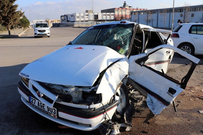 Gaziantep'te iki otomobil çarpıştı: 1 ölü, 4 yaralı -4
