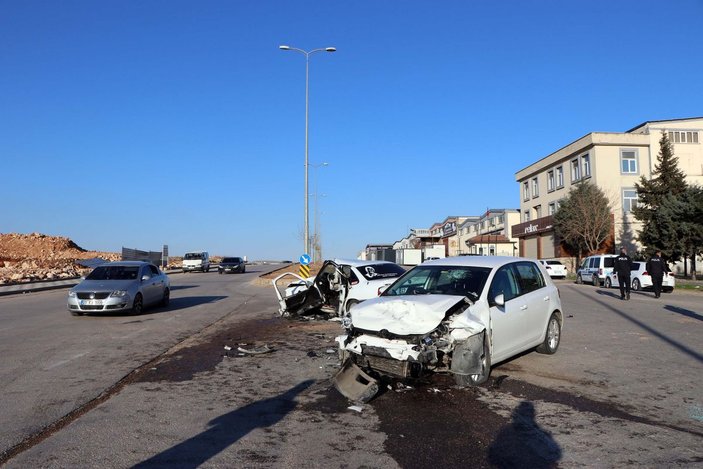 Gaziantep'te iki otomobil çarpıştı: 1 ölü, 4 yaralı -10